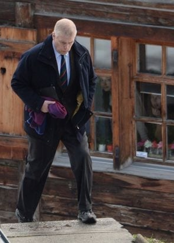 الأمير أندرو يعثر على مشتري لمنزله في فيربير