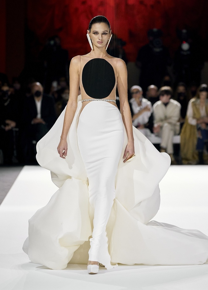 مجموعة الهوت كوتور لربيع وصيف 2022 من ستيفان رولاند بعد غياب عامين 