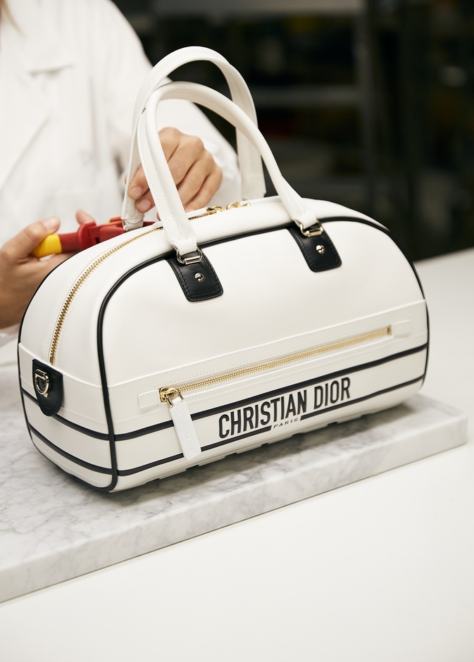 المهارة الحرفية لحقائب "بولينغ" Bowling من مجموعة "ديور فايب" Dior Vibe