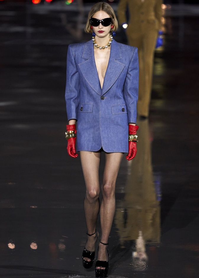 موديلات بليزر بأسلوب الفستان بإطلالة ساحرة من Saint Laurent