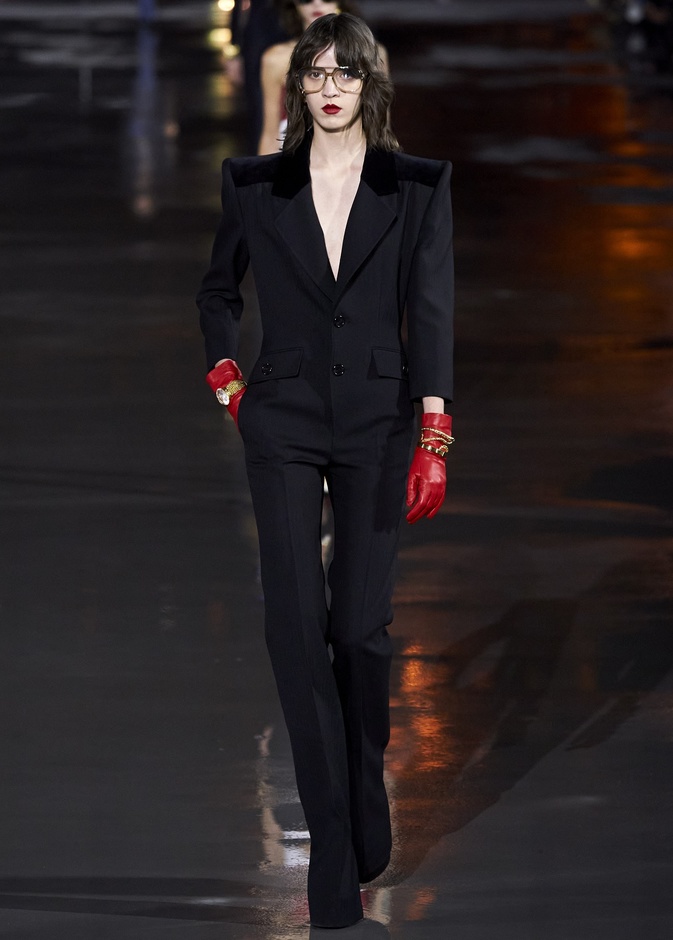 موديلات بدل رسمية 2022 بإطلالة دراماتيكية من Saint Laurent
