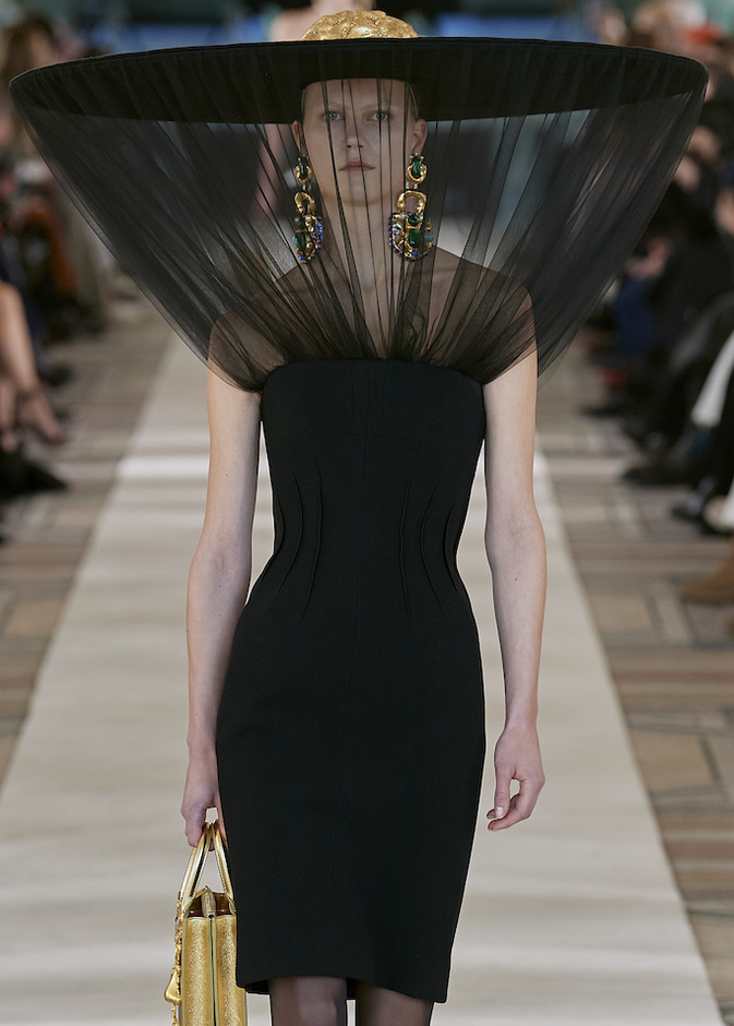 مجموعة Schiaparelli للهوت كوتور لموسم ربيع وصيف 2022