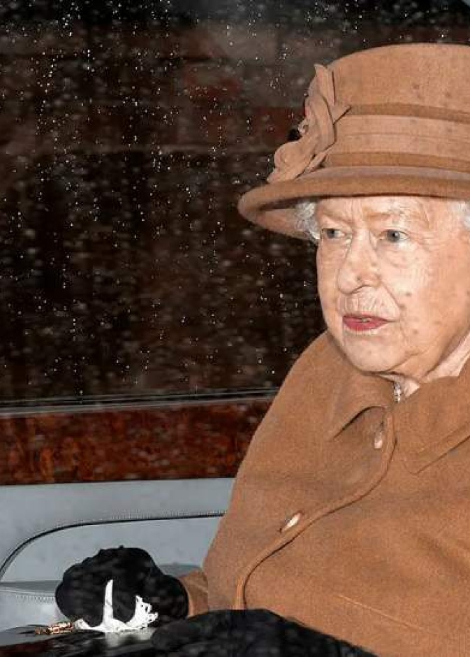 ملكة بريطانيا تفتقد تقليدها السنوي لإحياء ذكرى والدها الراحل بسبب عدوى كورونا