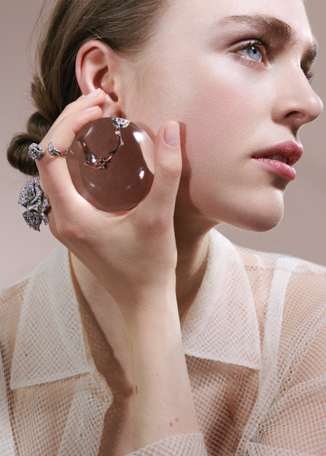 خواتم "روز ديو باغاتيل" Rose Dior Bagatelle بالذهب الأبيض المرصع بالماس. من "ديور فاين جولري" Dior Fine Jewellery.