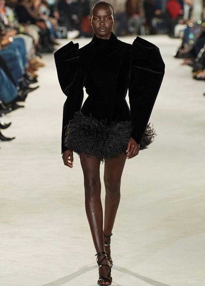 لوحة من الألوان والقصات في مجموعة Alexandre Vauthier للأزياء الراقية لربيع وصيف 2022