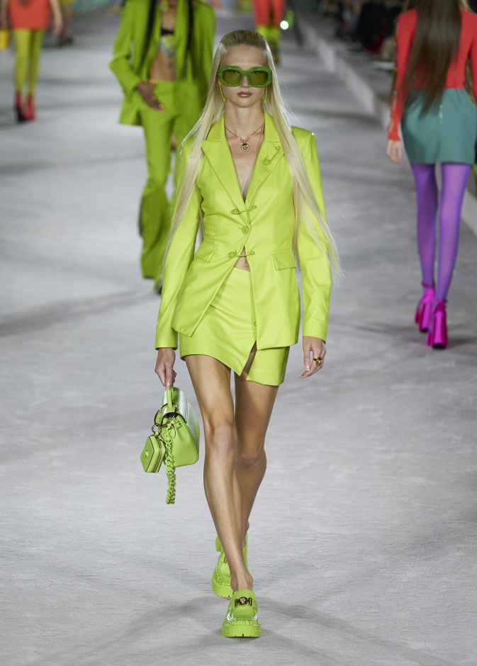 أزياء بألوان الفليو من دار Versace العالمية