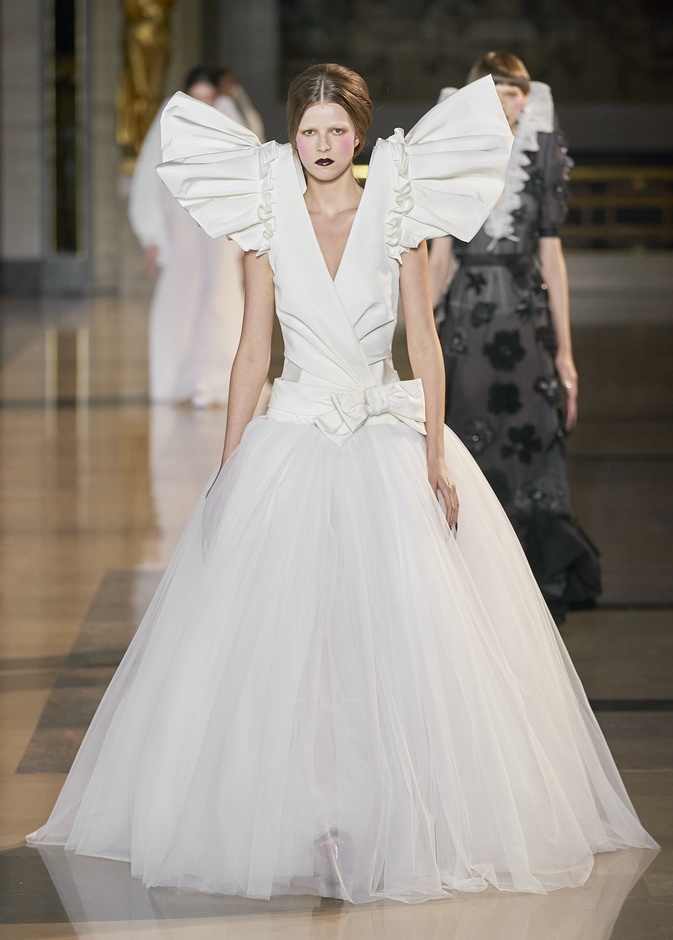 مجموعة أزياء Viktor&Rolf للأزياء الراقية لربيع وصيف 2022