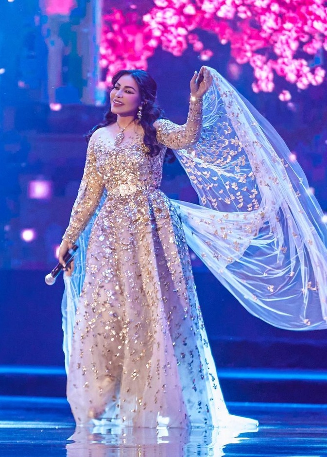 أحلام تتألق في إطلالة فضية فخمة