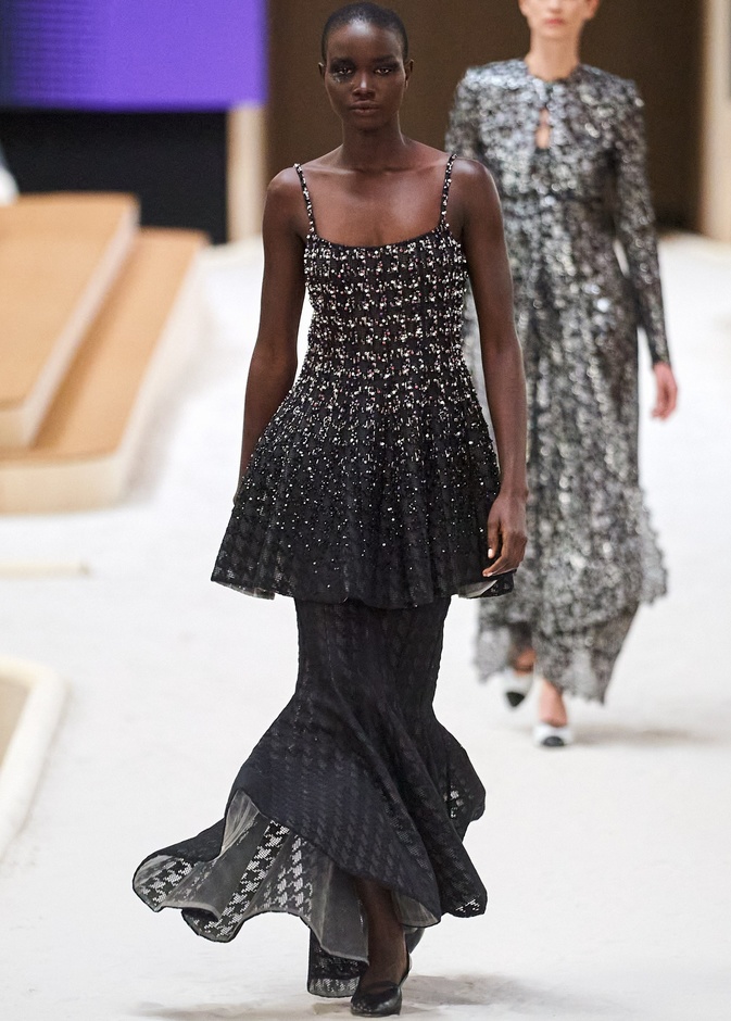 مجموعة دار CHANEL للأزياء الراقية لربيع وصيف 2022 تناغم بين الخيال والواقع