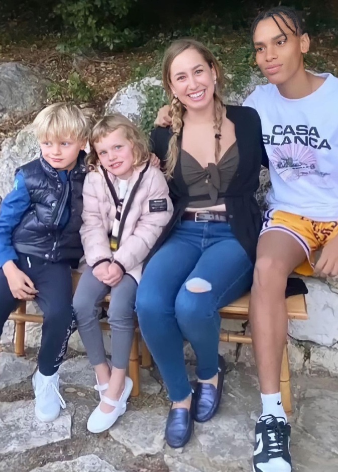 جازمين جريس تنشر صورة جديدة لها بصحبة أشقائها من والدها أمير موناكو