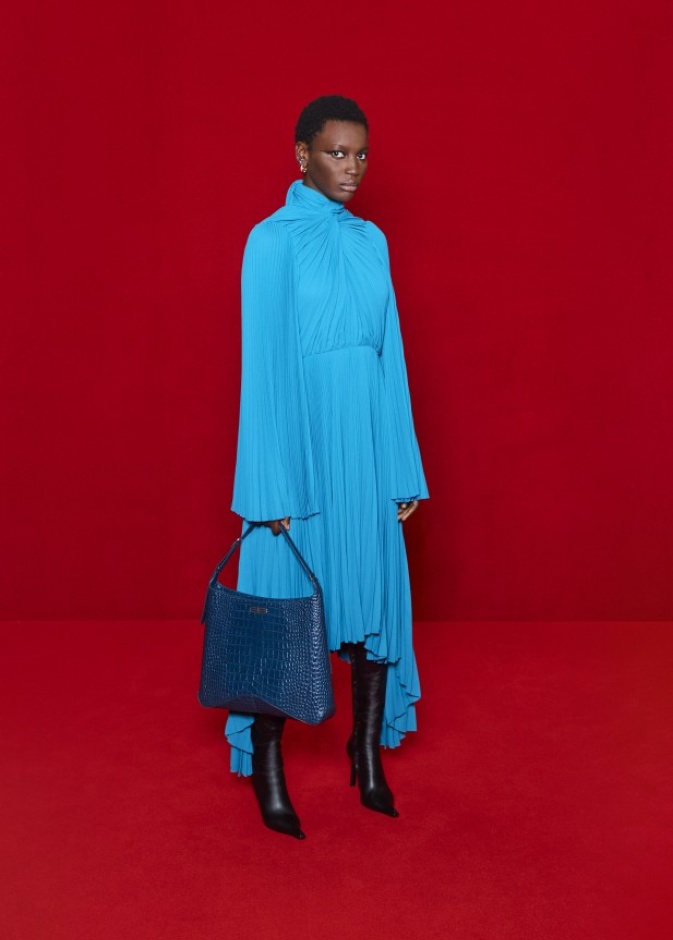 تصاميم أزياء باللّون الأزرق القوي من Balenciaga