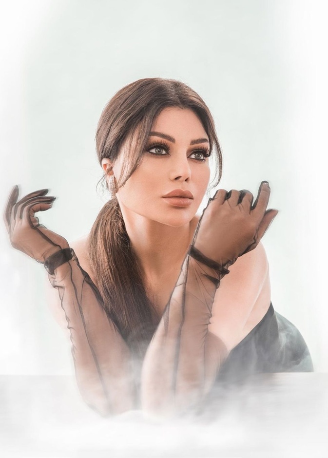 هيفاء وهبي بين إطلالتي المكياج القوي والناعم بأي منهما أجمل؟