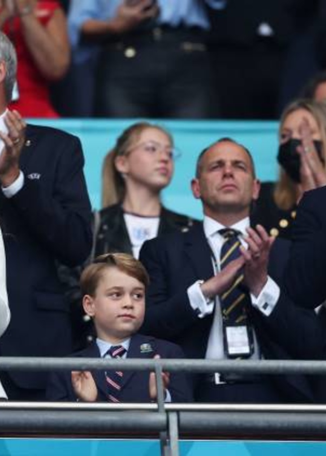 الأمير وليام يحضر مباراة كرة قدم مدرسية يشارك فيها الأمير جورج