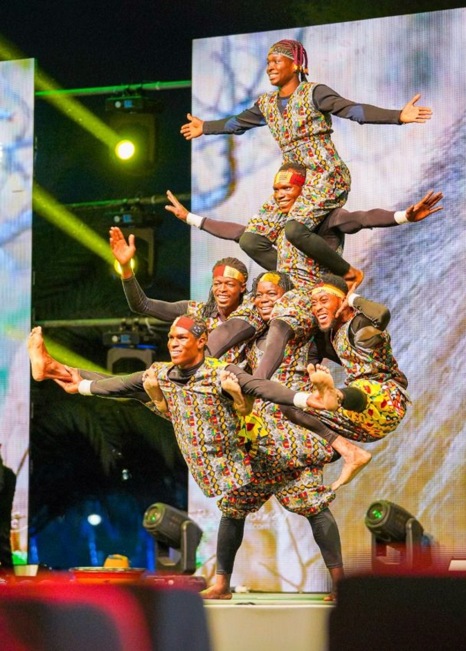  في شجرة السلام.. الألعاب البهلوانية والرقصات الأفريقية تستهوي زوار موسم الرياض