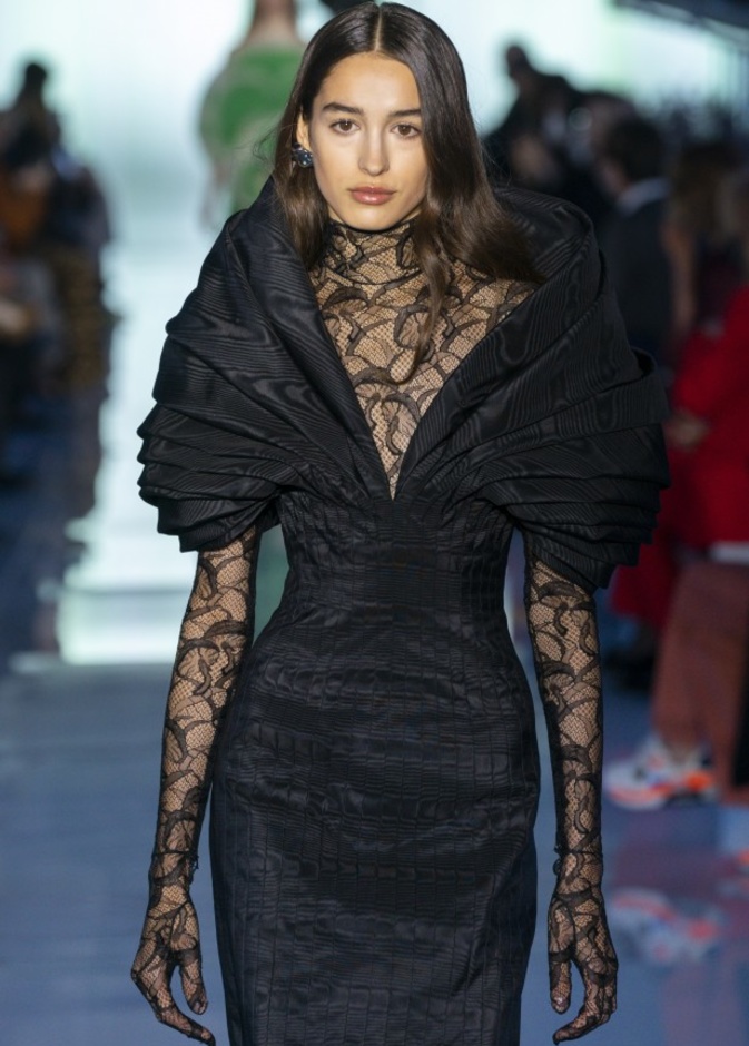 فستان أسود ساحر بجزء علوي بقماشٍ شفاف من Del core