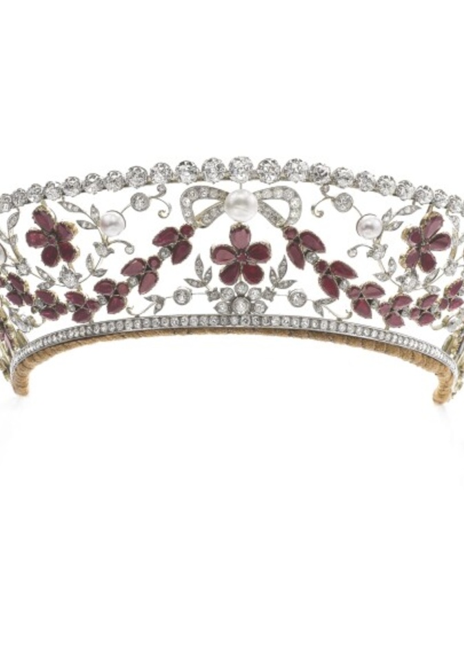  تاج Rosenborg Kokoshnik الملكي النادر المرصع بالعقيق