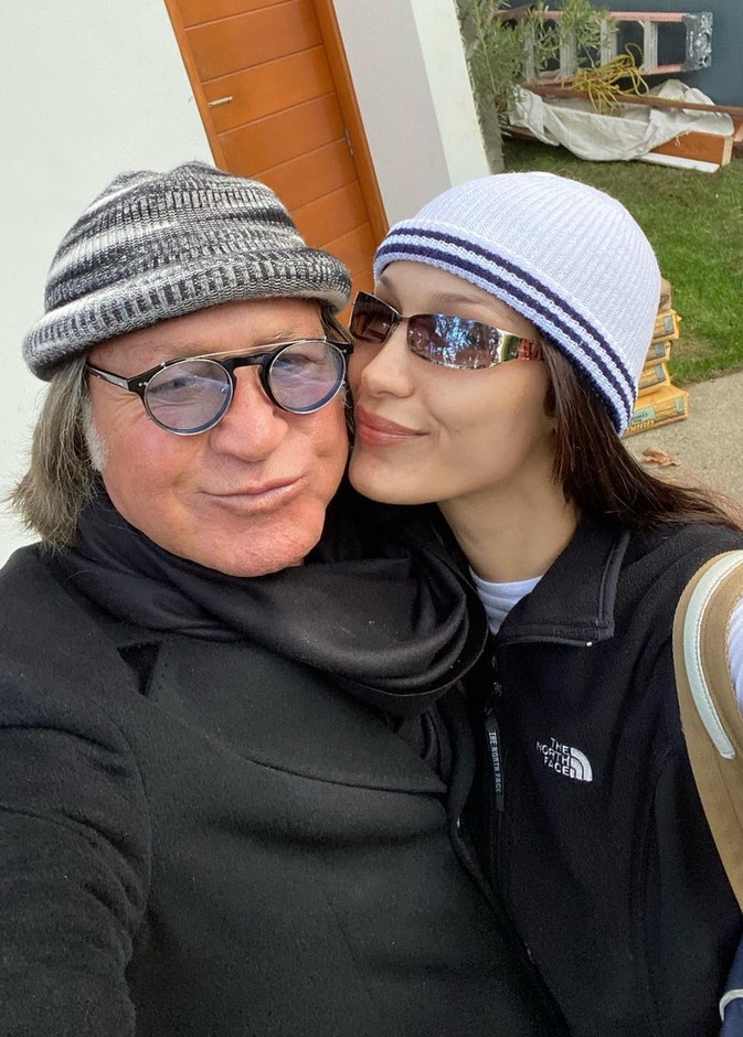 بيلا حديد ووالدها