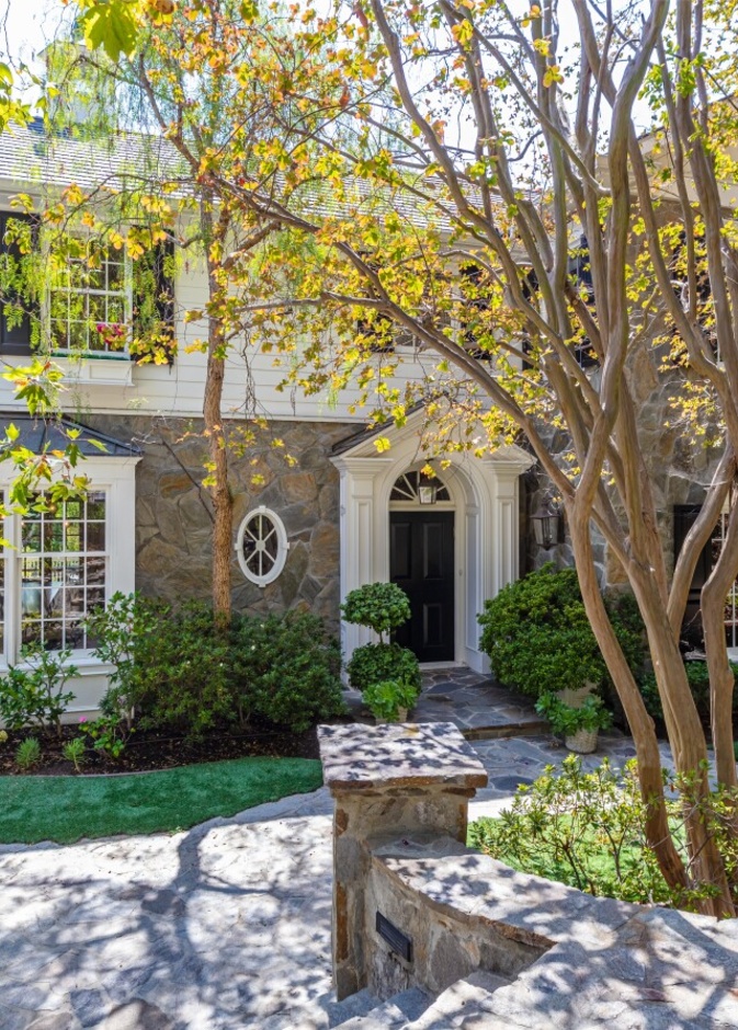 أشتون كوتشر وميلا كونيس يبيعان منزلهما في بيفرلي هيلز بسعر 10.35 مليون دولار