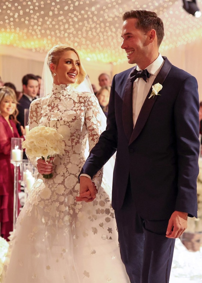 باريس هيلتون تكشف عن فستان زفافها المفضل