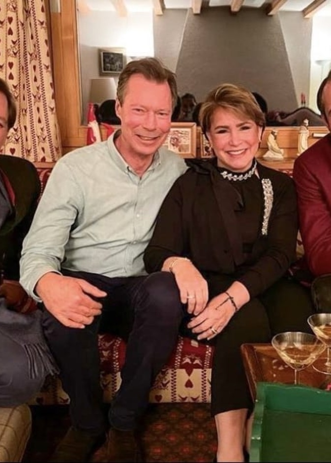 العائلة الحاكمة لإمارة لكسمبورغ في عطلة تزلج في كانتون فاليز في سويسرا