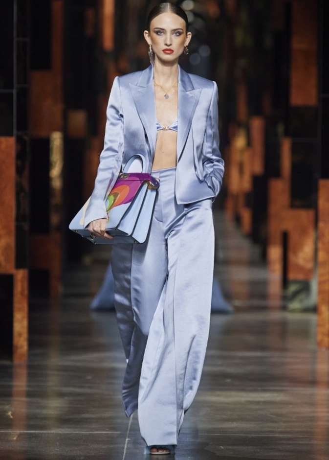 أزياء بقماش الستان بأسلوب البدل الرسمية من Fendi
