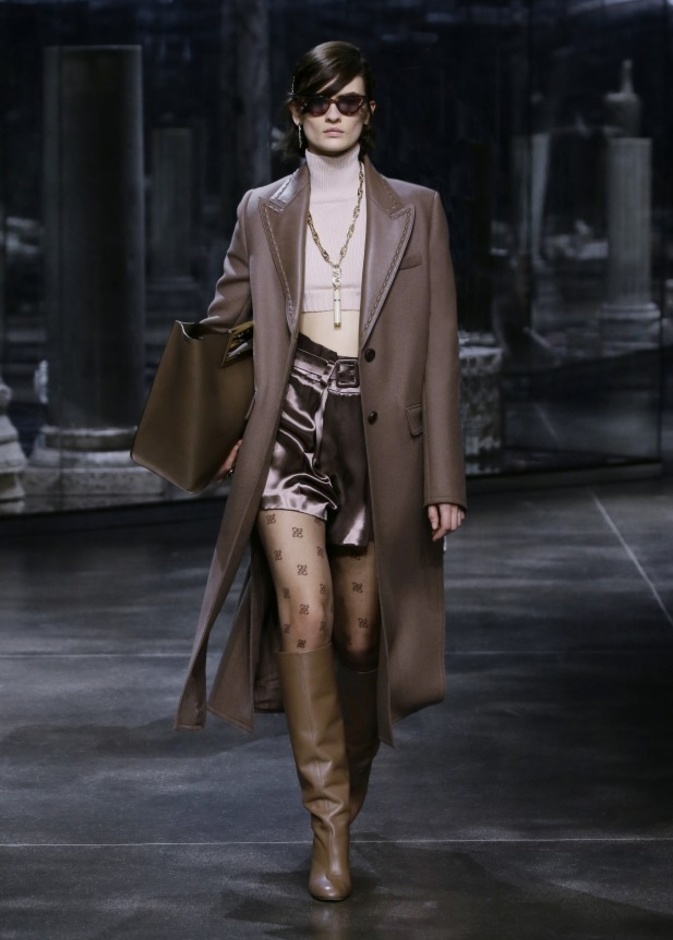 طرق تنسيق كروب توب بإطلالة أنيقة من fendi