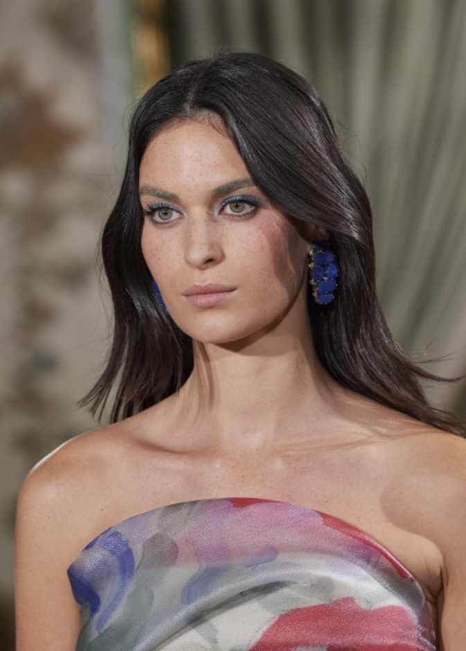 مكياج ناعم وطبيعي مع الظلال الزرقاء لإطلالة مبهجة في شتاء 2022