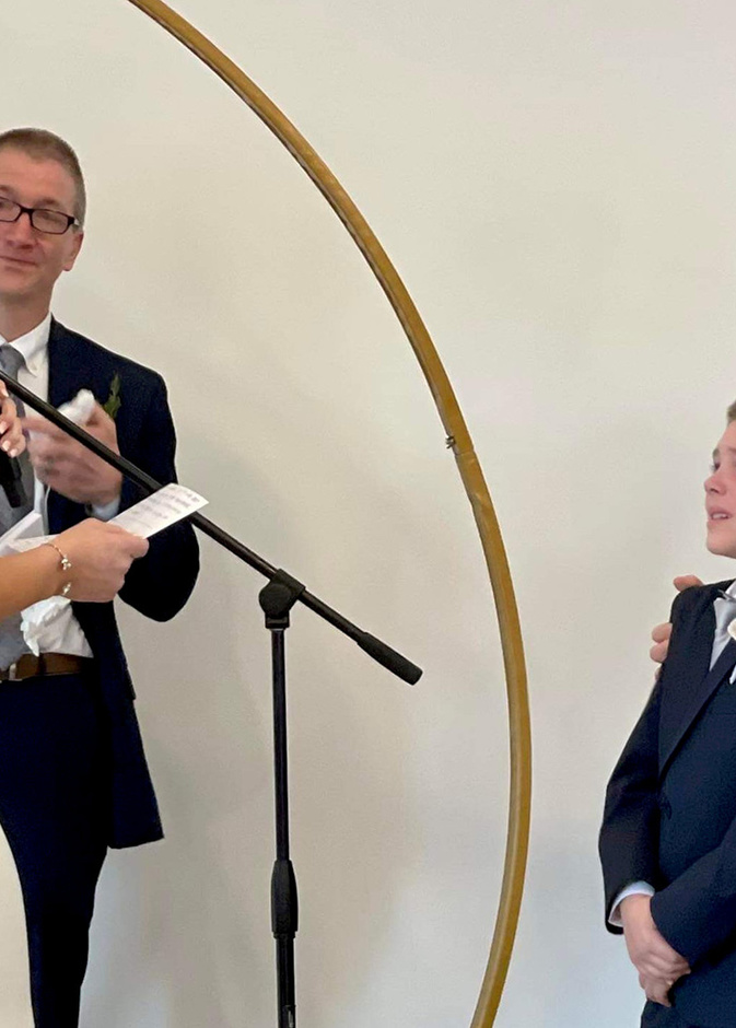 عروس توجه رسالة مؤثرة إلى طفل عريسها في حفل زفافها