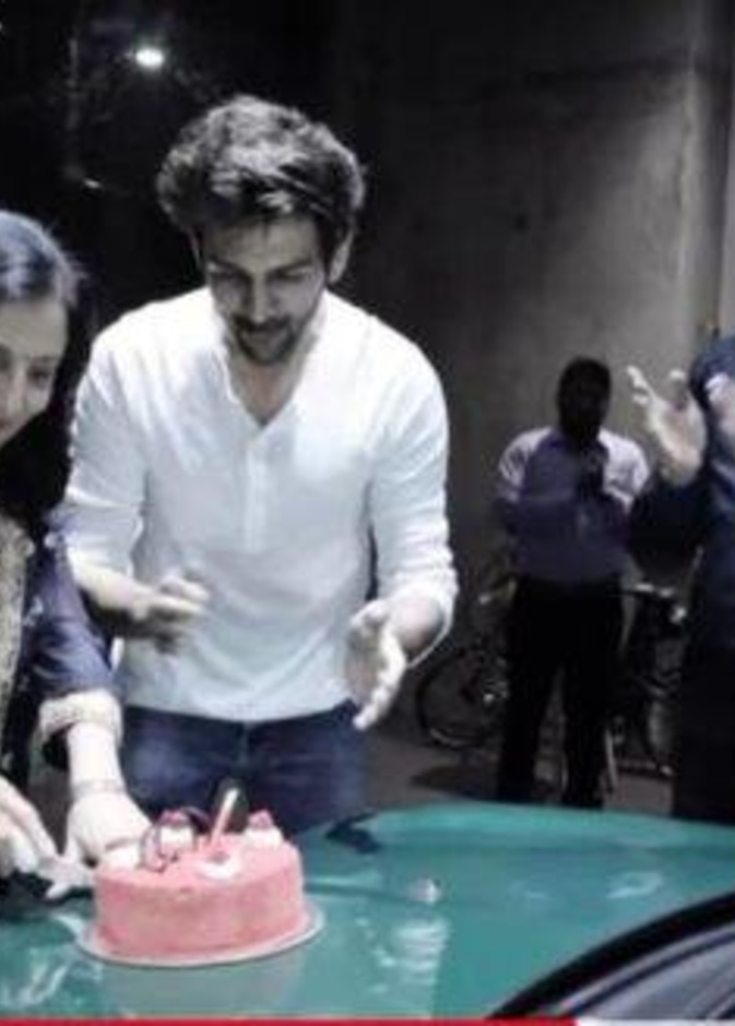 شاهدوا بالفيديو السيارة التي أهداها كارتيك آريان لوالدته