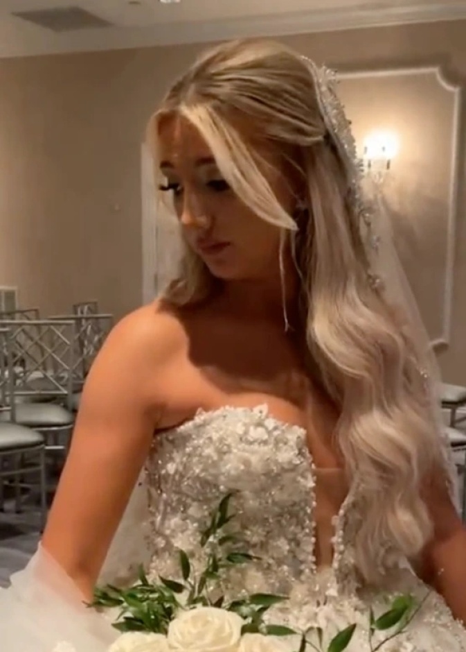 عروس تقص فستان زفافها بمساعدة أصدقائها