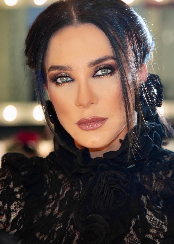سلاف فواخرجي بإطلالة مكياج براق 