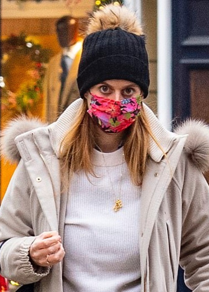 الأميرة بياتريس تظهر بقلادة تحمل الأحرف الأولى من أسماء زوجها وطفلتهما وطفل زوجها