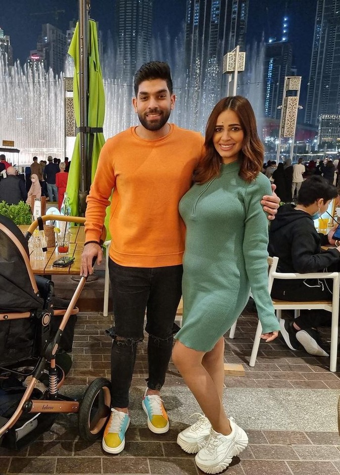 رنا سماحة تستجم في دبي مع زوجها
