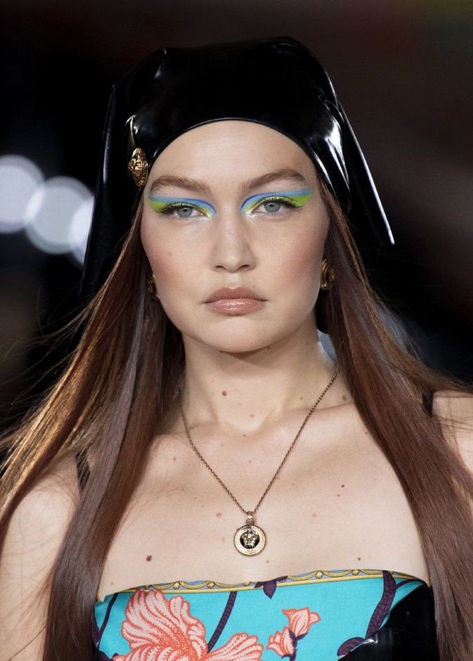 صيحات ربيع 2022 مستوحاة من إطلالات جيجي حديد