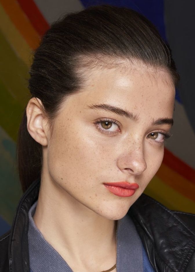 طرق تطبيق ألوان أحمر شفاه "مات" أجدد صيحات ربيع 2022