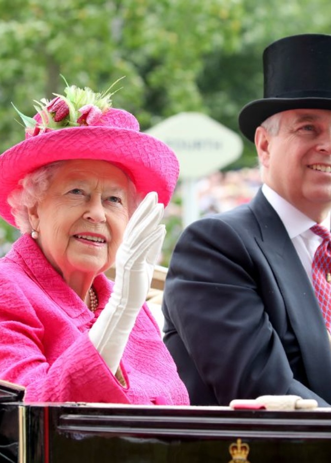 اتهامات للملكة بالكيل بمكيالين عند تعاملها مع أزمة أندرو مقابل تعاملها مع أزمة هاري