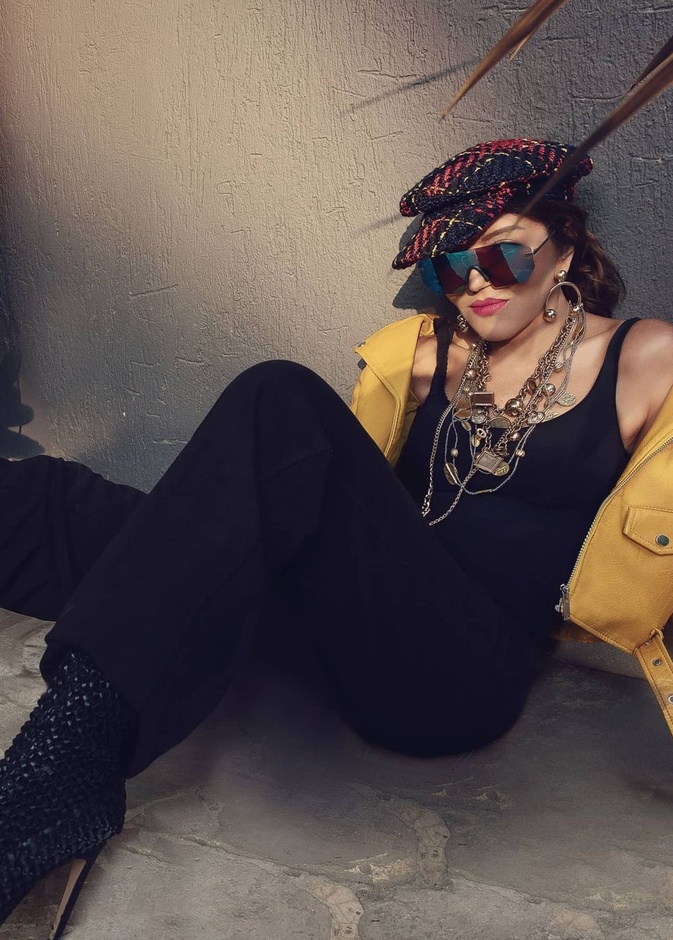 سميرة سعيد بإطلالات أنيقة وغير مألوفة أظهرتها في عمر أصغر تزامنًا مع عيد ميلادها..شاهدوا