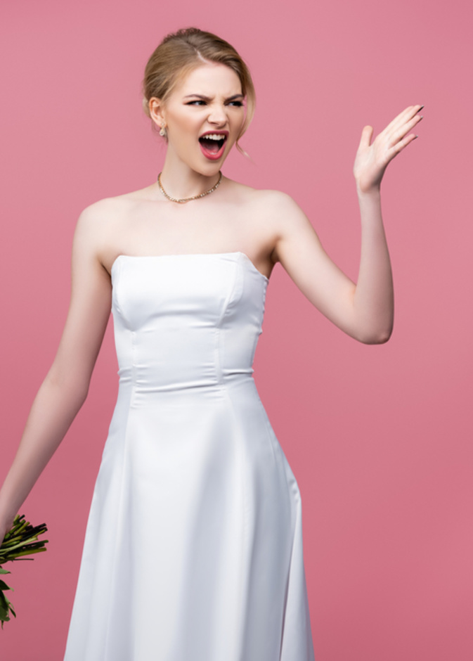 shutterstock_عروس غاضبة تمزق 32 فستان زفاف