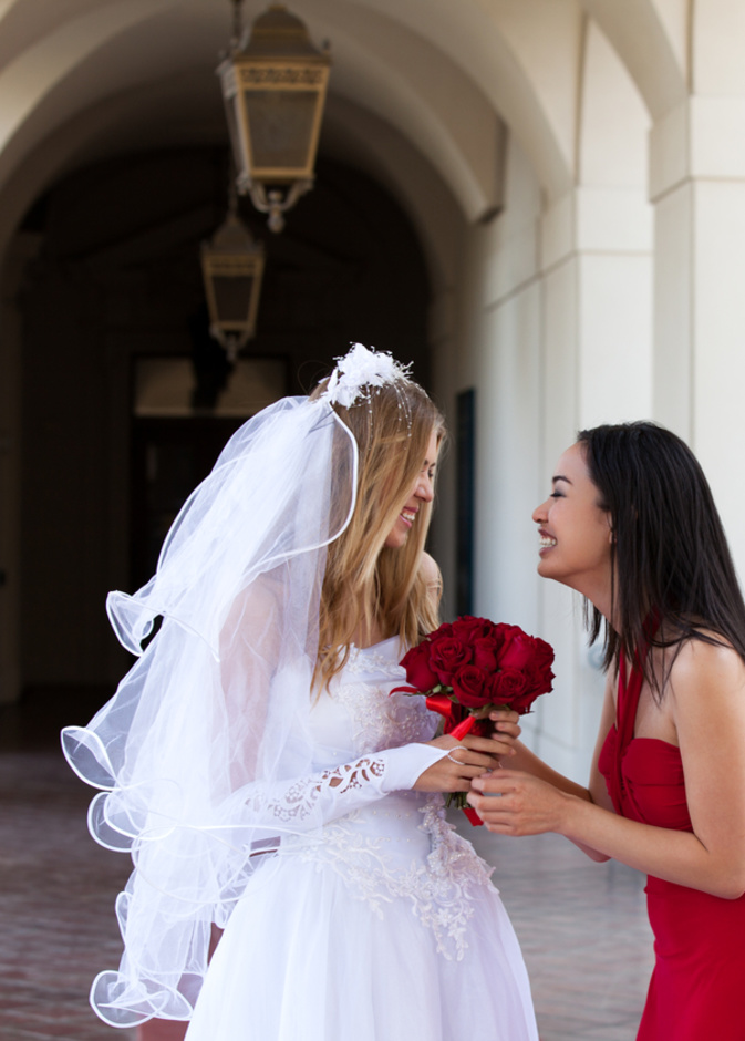 shutterstock_خلاف بين عروس وصديقتها بسبب الطعام النباتي