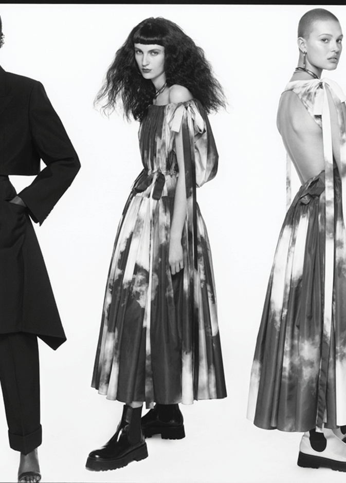 حملة الأزياء النسائية لموسم ربيع وصيف 2022 من علامة Alexander McQueen