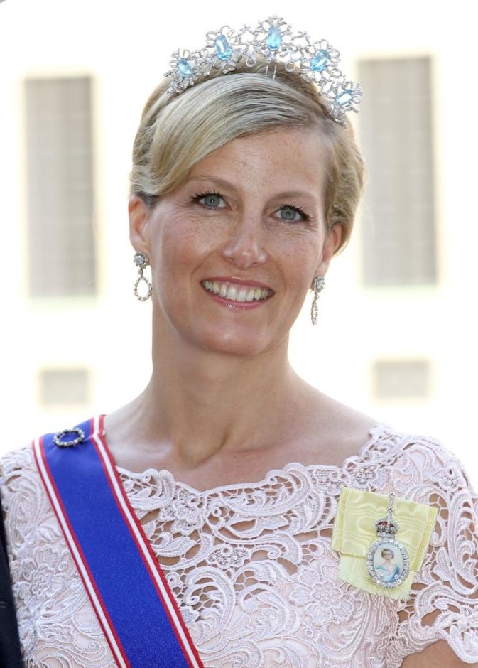 تاج The Aquamarine Ribbon Tiara المرصع بالزبرجد والألماس 