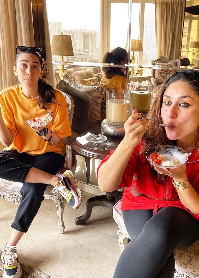 أحدث صور كارينا كابور وهي تستمتع بتناول الأيس كريم بصحبة شقيقتها