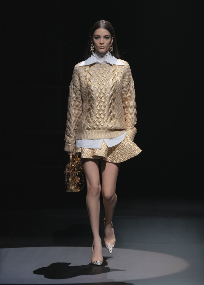 تنسيق تنورة قصيرة بكسرات بإطلالة شيك من Valentino