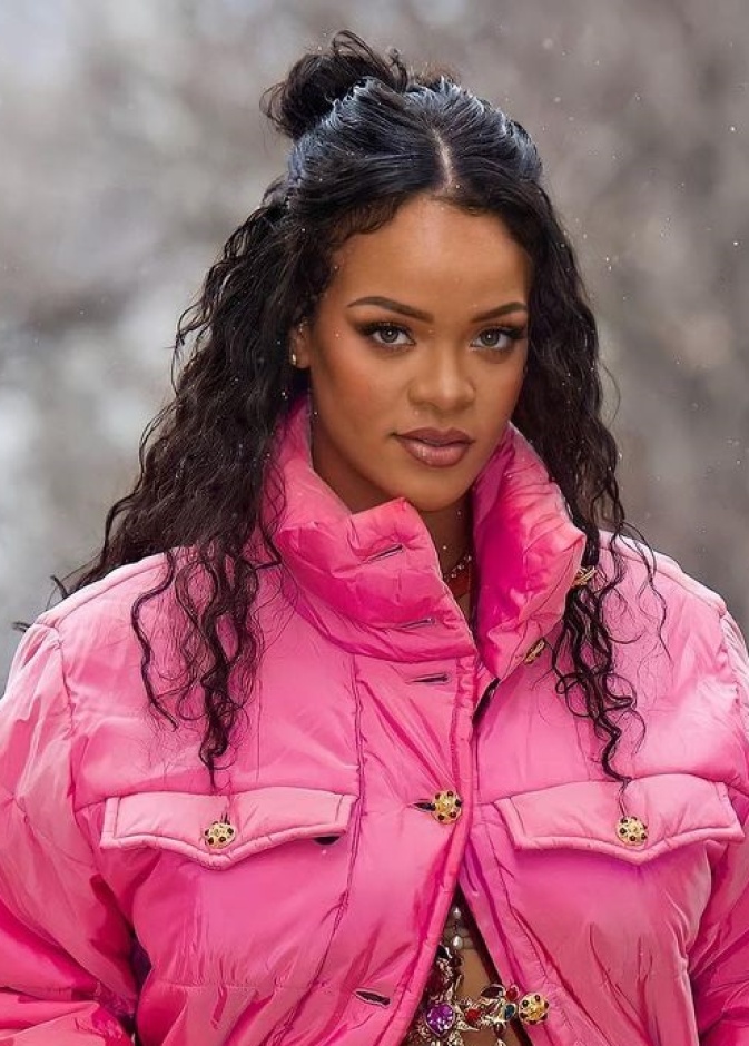 أبرز إطلالات ريهانا الجمالية بعد الكشف عن حملها في أحدث ظهور لها