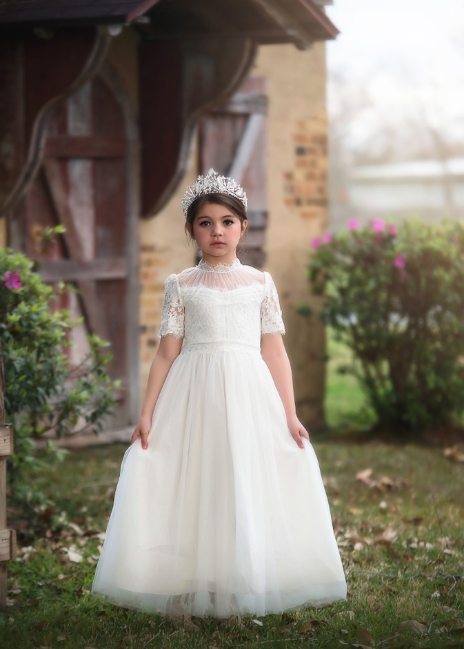 طفلة تتسبب في طرد والدتها من حفل زفاف