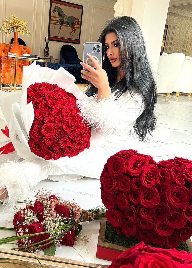 إطلالة ملكة كابلي في شهر فبراير