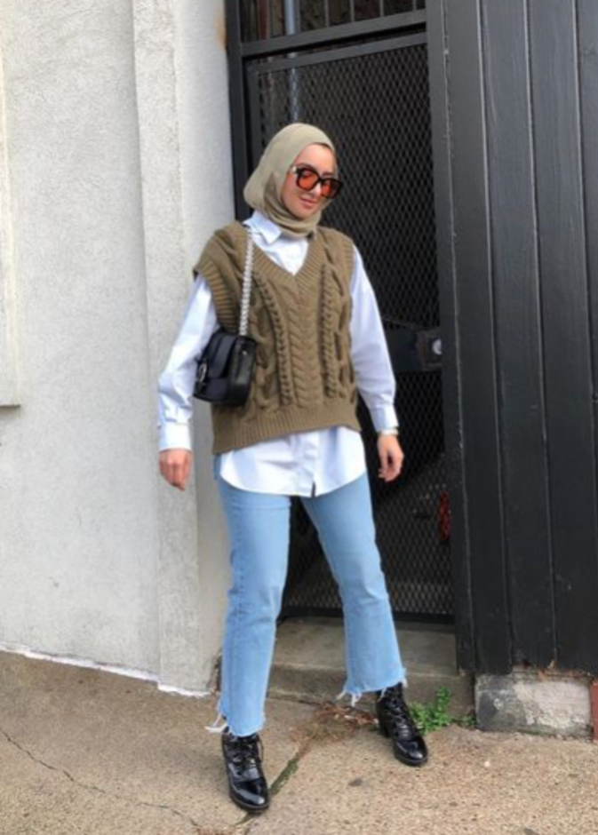 إطلالات شبابية للمححبات في الجينز الأزرق مستوحاة من سمر البرشا 