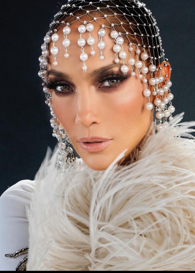 اطلالات جينيفر لوبيز الجمالية مع الظلال البنية- الصورة من صفحة Rob Zangardi على انستغرام