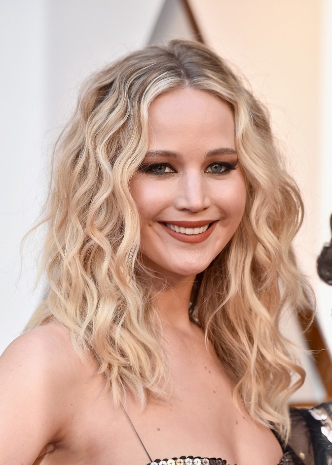 صور إطلالات جينيفر لورانس الجمالية ملفتة وساحرة بعد خبر ولادتها