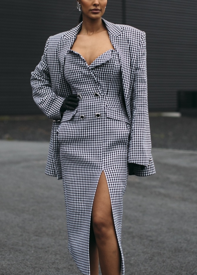 أجمل صيحات أزياء النجمات مباشرة من عروض الموضة في لندن 2022